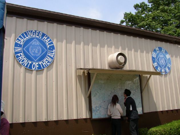 キャンプ・ボニファス内にあるBallinger Hall Visitor Briefing Center　アップバージョン